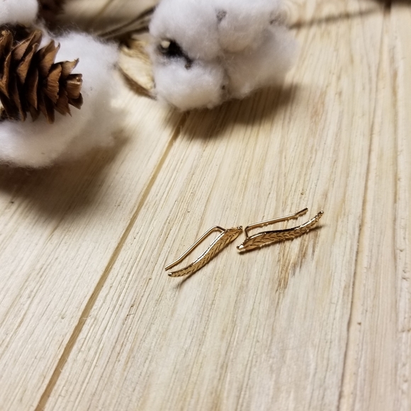 So cute GOLD leaf ear climber earrings - Picture 6 of 6